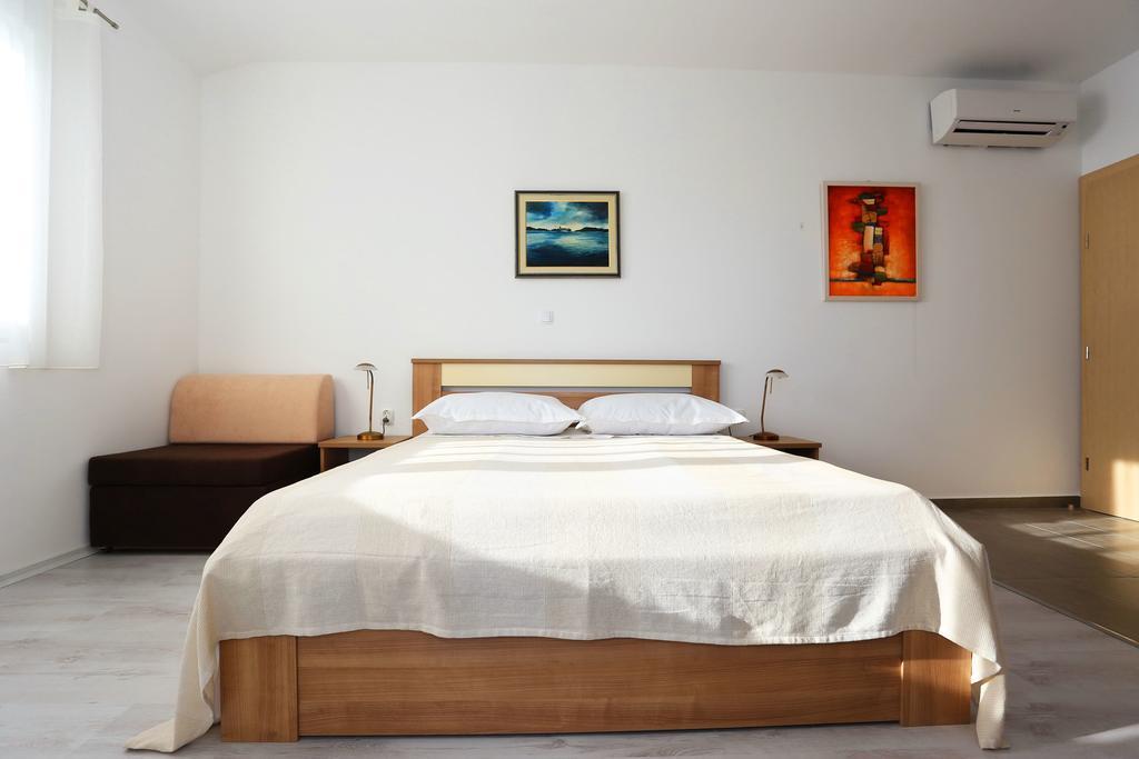House Natali 70M From The Beach - Free Ev Top Up Ртина Екстериор снимка