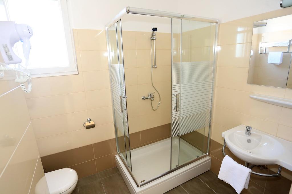 House Natali 70M From The Beach - Free Ev Top Up Ртина Екстериор снимка
