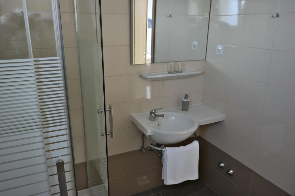 House Natali 70M From The Beach - Free Ev Top Up Ртина Екстериор снимка
