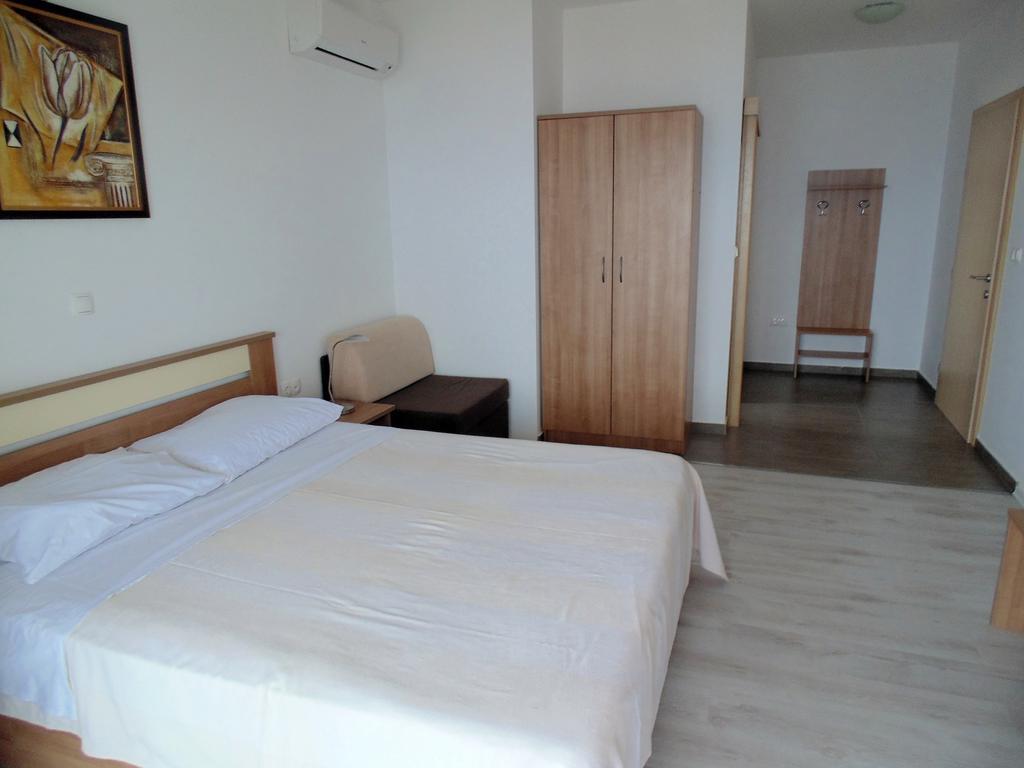 House Natali 70M From The Beach - Free Ev Top Up Ртина Екстериор снимка