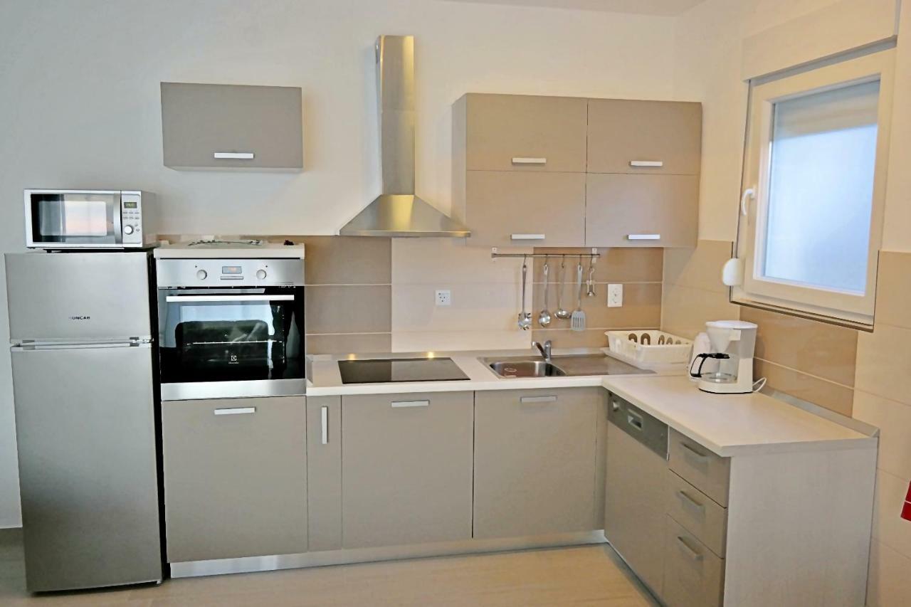House Natali 70M From The Beach - Free Ev Top Up Ртина Екстериор снимка