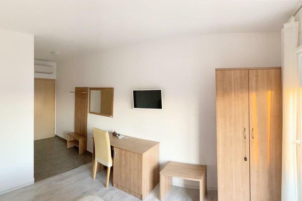House Natali 70M From The Beach - Free Ev Top Up Ртина Екстериор снимка